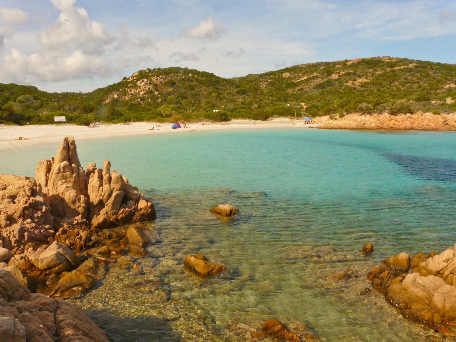 La Spiaggia del Principe in Costa Smeralda, sabbia bianca e acqua turchese tra le rocce di granito