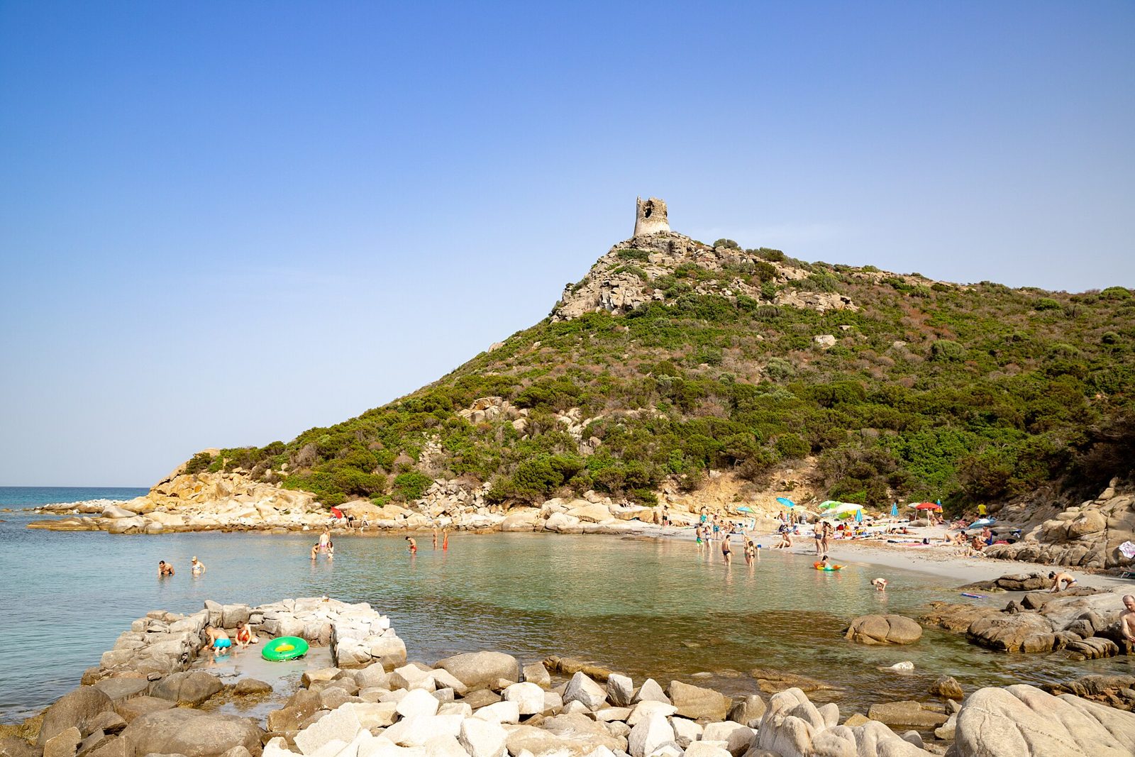 La spiaggia di Porto Giunco a Villasimius, lingua di sabbia chiara tra il mare turchese e lo stagno