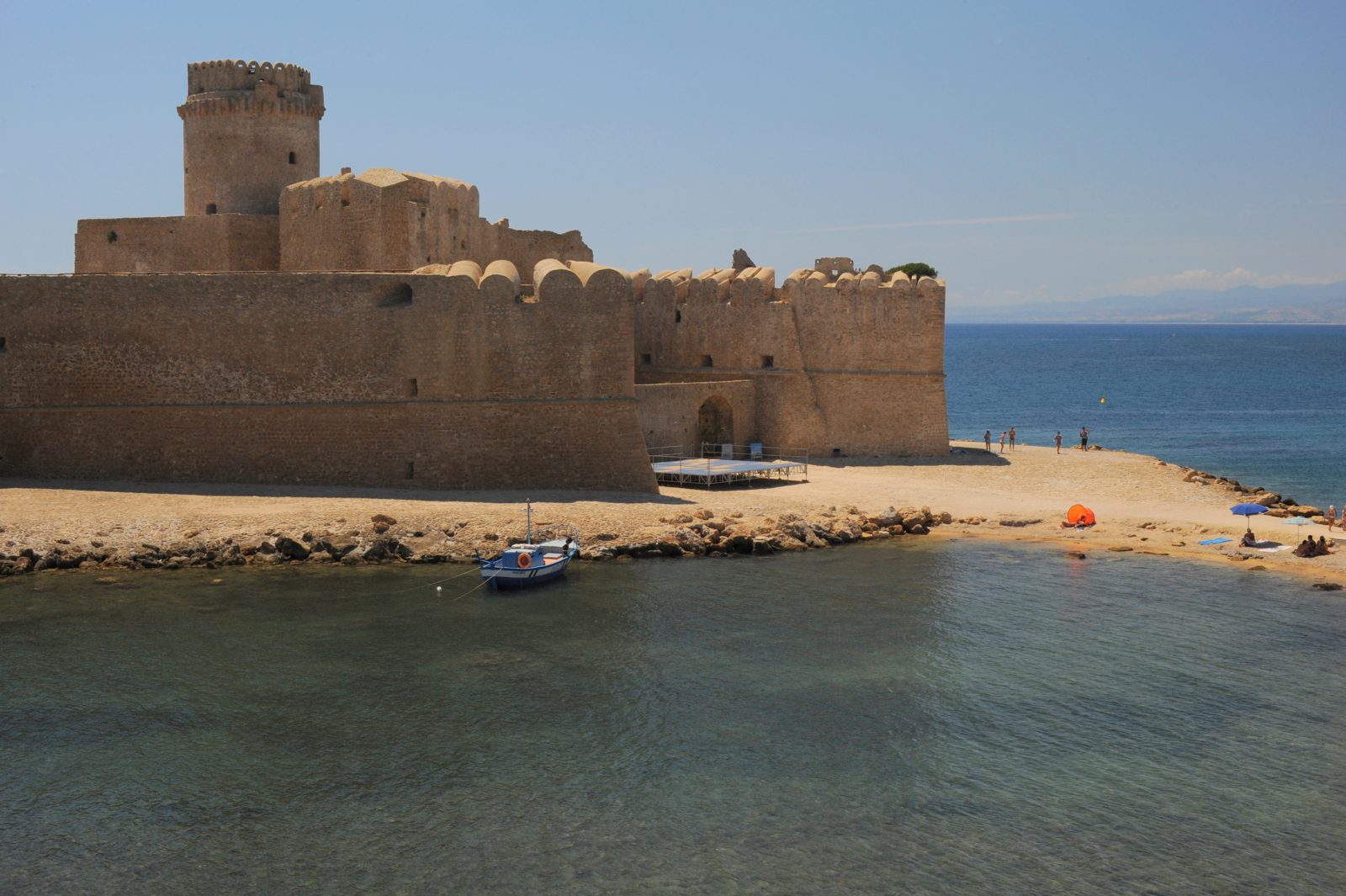 Le Castella sulla costa ionica calabrese, il Castello Aragonese sull'isolotto e il mare basso