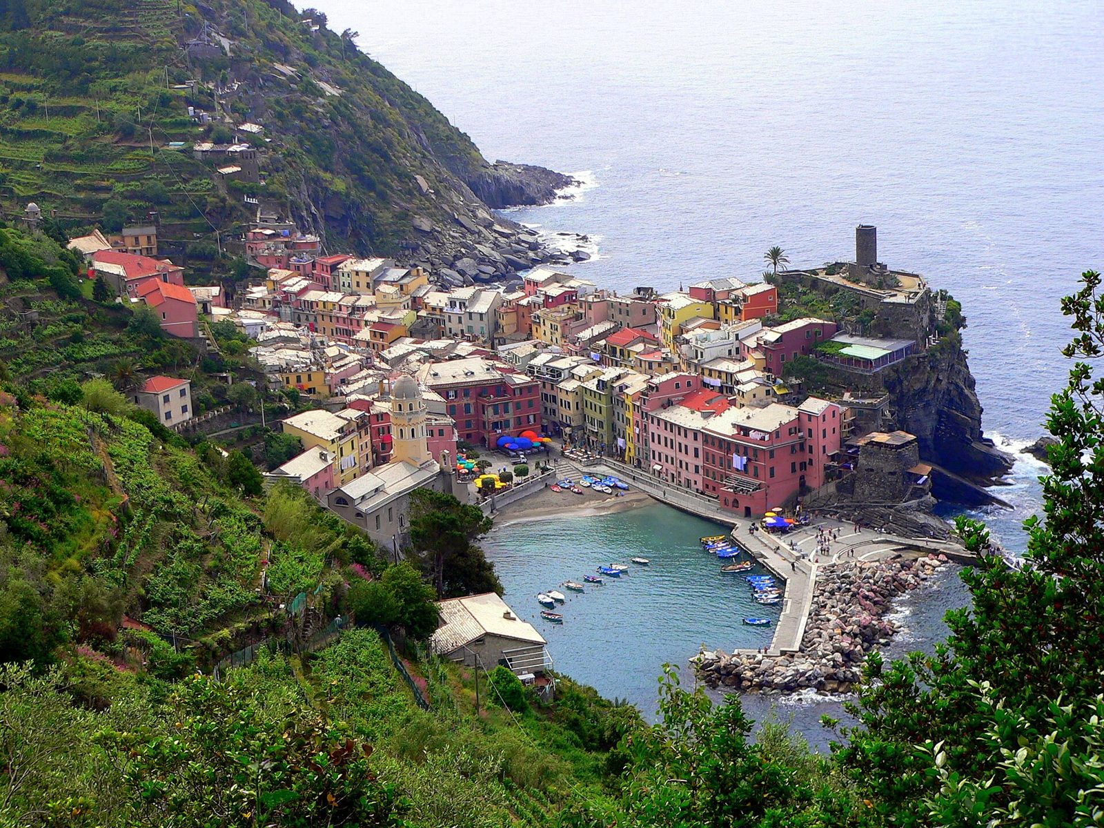 La spiaggia di sabbia di Monterosso al Mare nelle Cinque Terre, con le case colorate del borgo affacciate sul mare