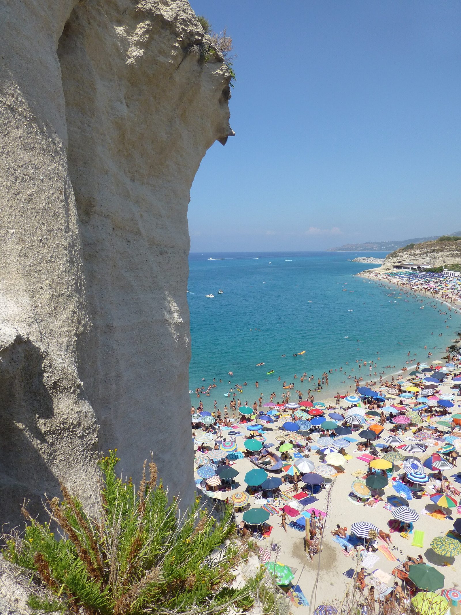La spiaggia di Tropea con la sabbia bianca e il promontorio di Santa Maria dell'Isola
