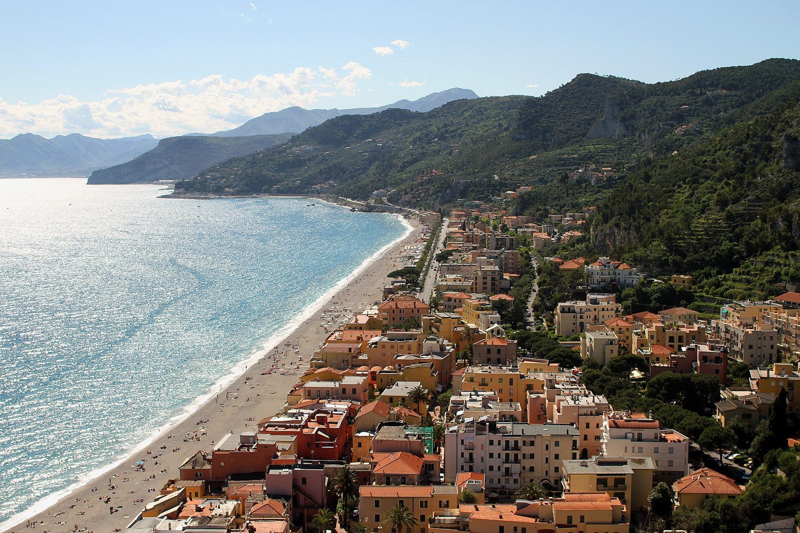 La baia di Varigotti nel Finalese, sabbia e acque turchesi con il borgo saraceno dalle case colorate