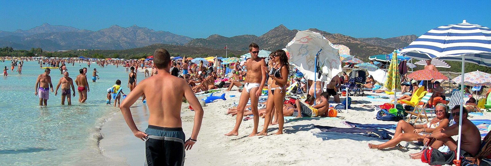 La spiaggia di Cala Brandinchi a San Teodoro, sabbia bianca e acqua bassa color smeraldo verso Tavolara