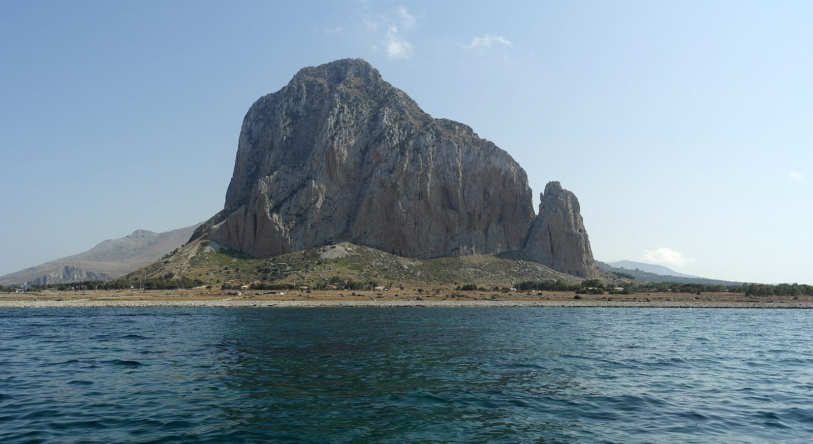 La spiaggia di San Vito Lo Capo, sabbia bianca e mare turchese sotto il Monte Monaco