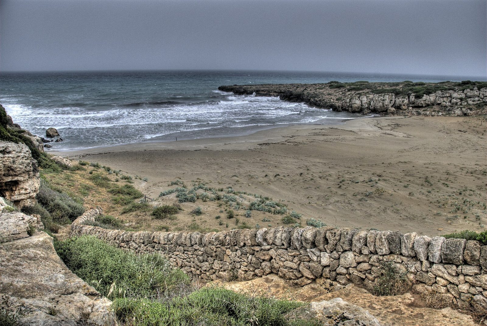 La caletta di Calamosche nella Riserva di Vendicari, sabbia chiara tra due promontori
