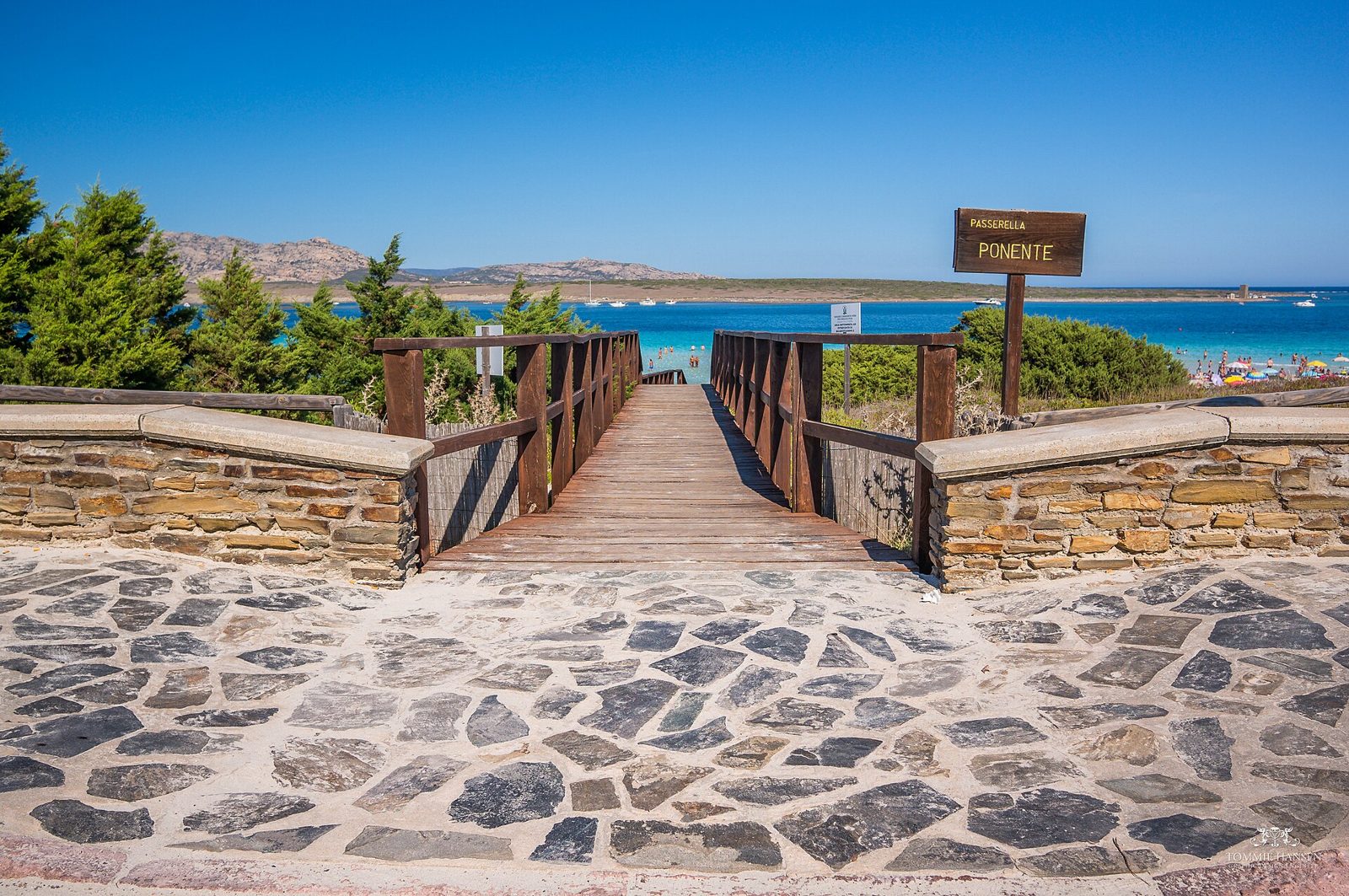 La spiaggia della Pelosa a Stintino, sabbia bianca e acqua turchese bassissima verso l'Asinara