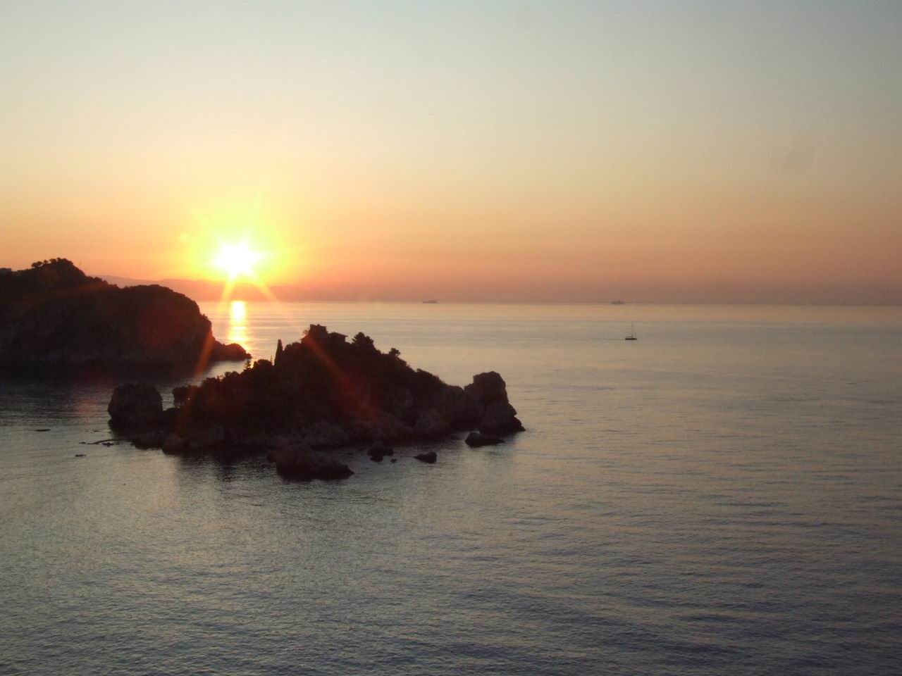 Isola Bella a Taormina, l'isolotto unito alla riva e il mare turchese tra le rocce