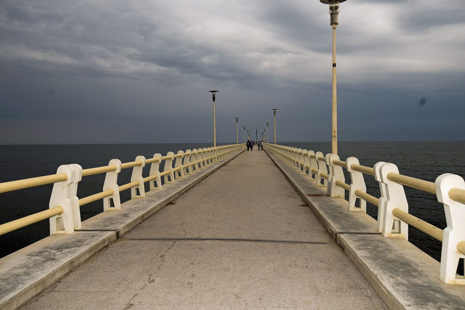 La spiaggia di sabbia dorata della Versilia con le Alpi Apuane sullo sfondo