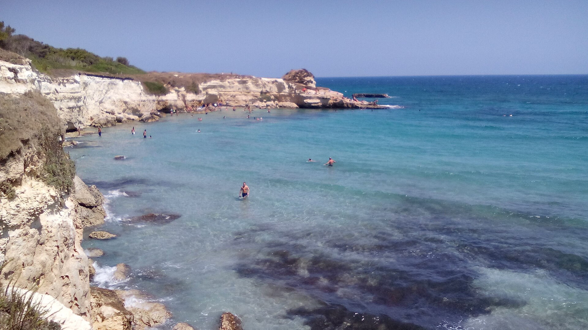 Cala di Torre Sant'Andrea nel Salento, acqua turchese e scogliera bianca